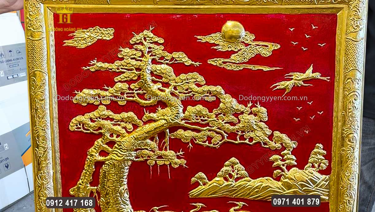 Nổi bật tr&ecirc;n nền sơn đỏ,  c&aacute;c họa tiết được thếp v&agrave;ng 9999 sang trọng